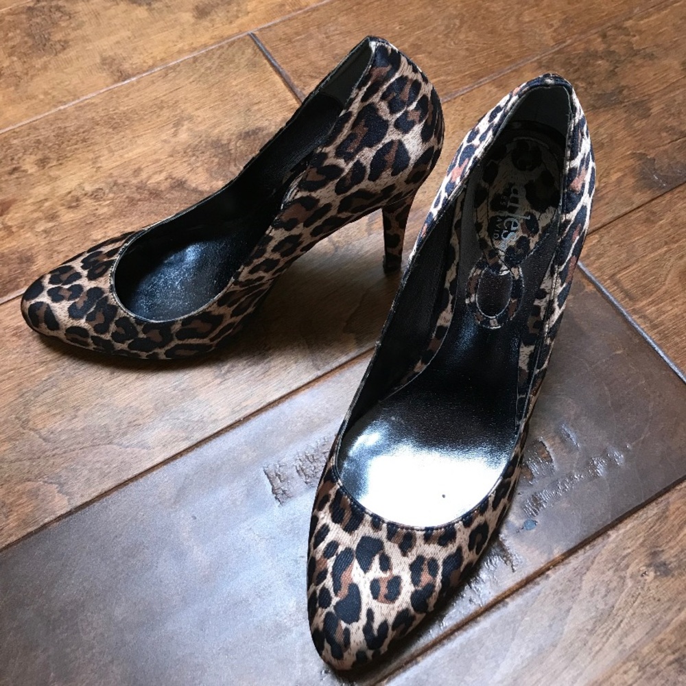CHARLES Leopard Pumps